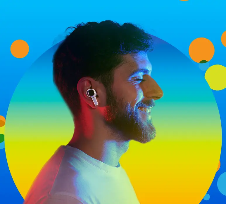 Um perfil de um jovem sorridente com barba curta, usando um fone de ouvido sem fio branco na orelha direita. Ele está olhando para a direita. A imagem tem uma iluminação vibrante em tons de azul, amarelo e laranja, com um fundo abstrato e elementos gráficos pontilhados em azul claro.