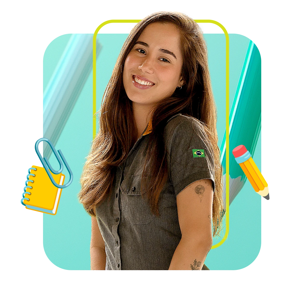 Jovem sorridente usando camisa cinza com bandeira do Brasil na manga, em fundo colorido com elementos escolares.
