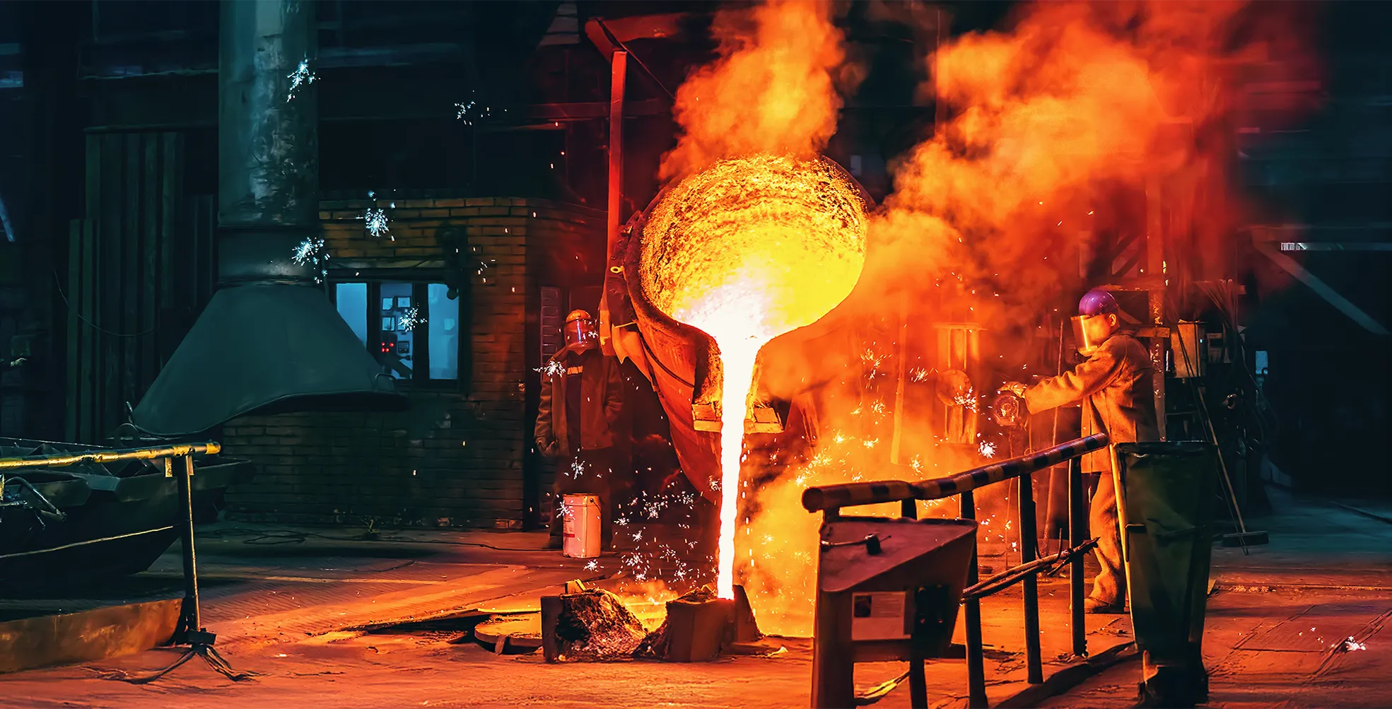 Vista de usina solar com cidade ao fundo, simbolizando o uso eficiente de recursos e
         a transição para fontes renováveis na economia circular industrial.