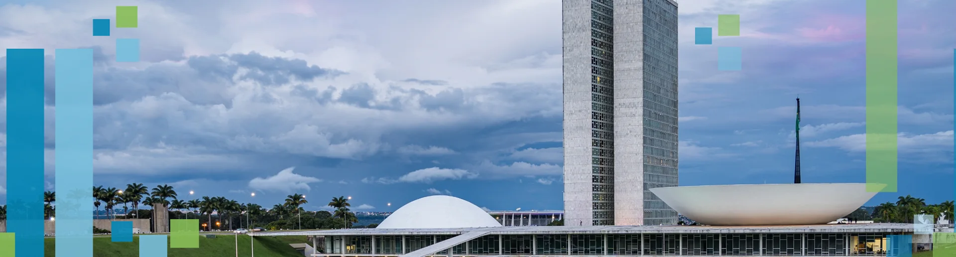 Vista aérea de estação de tratamento de água e esgoto com tanques circulares e estruturas de filtragem, 
        representando a infraestrutura de saneamento básico.