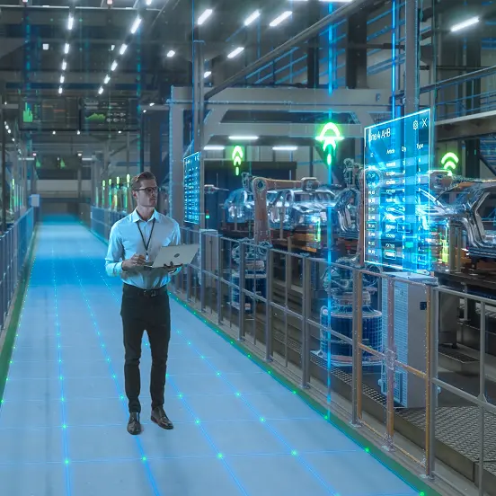 Produtor rural utilizando tablet em instalação de pecuária leiteira, representando o acesso à internet na área rural.