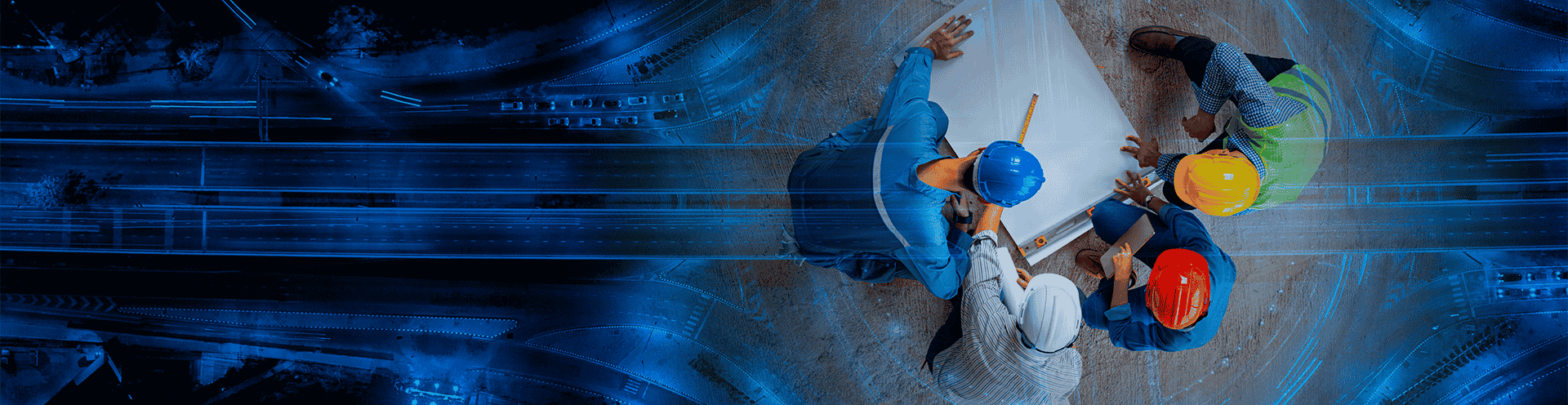 Vista superior de profissionais da engenharia analisando projeto em mesa, com capacetes e
        equipamentos de proteção, simbolizando o planejamento de obras de infraestrutura.