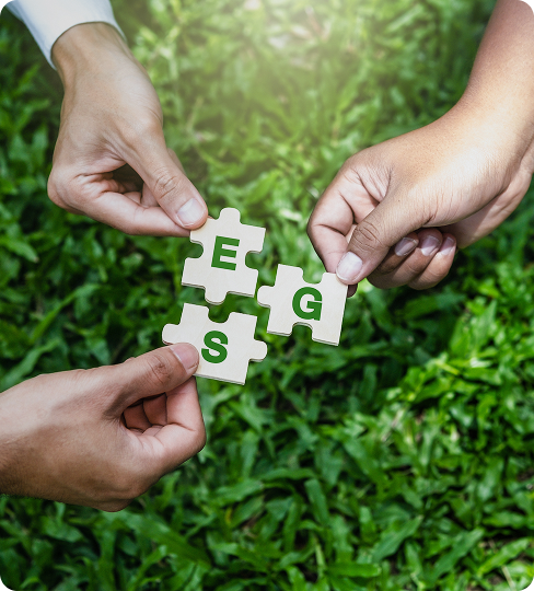 Alt text: Engenheiros com capacete de proteção analisando
                dados em múltiplas telas de controle em sala de monitoramento industrial.
