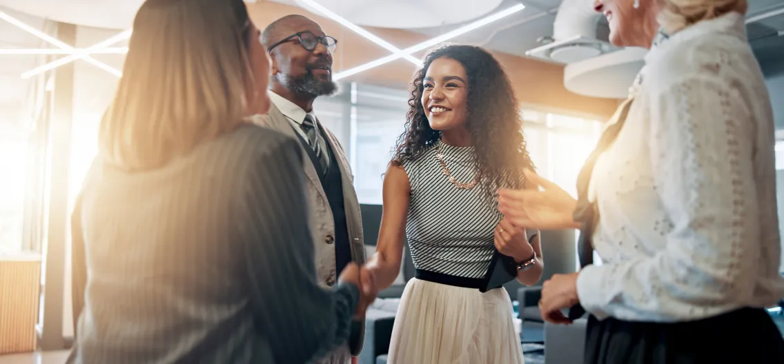Pessoas participando de uma atividade de desenvolvimento