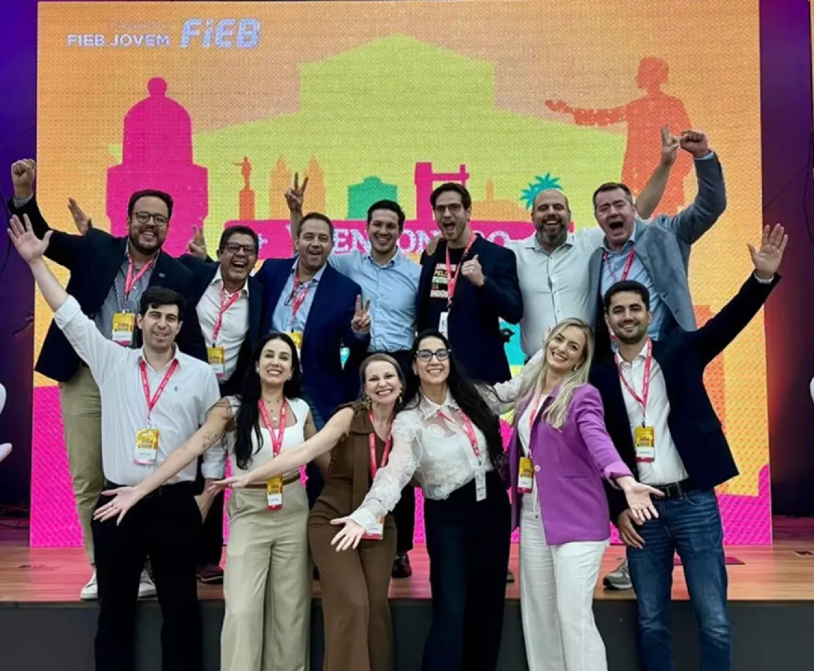 Lideranças reunidas em uma atividade colaborativa