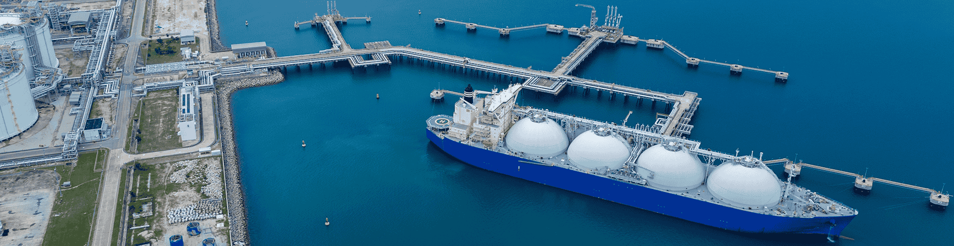 Navio de regaseificação atracado em terminal de gás natural, com infraestrutura portuária dedicada à importação e distribuição de GNL.